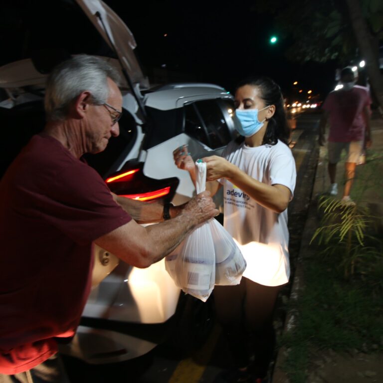 Entrega de lanche de pernil