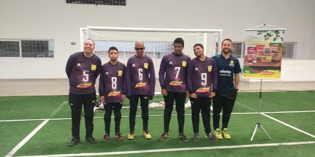 WhatsApp_Image_2022-08-15_at_08.21.42 Foto oficial da equipe, no campo com o gol ao fundo, da esquerda para a direita, com o uniforme de camiseta roxa e calça preta, estão: João Luís, José Eduardo, José Cândido, Marcos Vinícius, Marco Almeida e o professor Jonatas