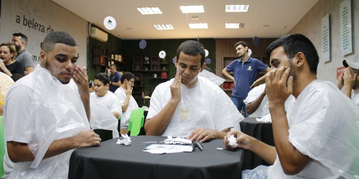 Na 1ª, da esquerda para a direita, um colaborador do Boticário e o educando Marco Antônio, o profissional está colocando um creme facial na mão do educando. Na 2ª, há o educando Dudu, ele passa creme em sua face. Na 3ª, os educandos, de costas, Pietro, de frente, Matheus, de lado, Pedro Branquinho. Eles estão de frente a uma mesa e sentam em cadeiras. Na 4ª, da esquerda para a direita, os educandos, Marco Antônio, Kauan, e Ryan. Eles passam creme em suas faces. Na 5ª, em destaque, uma colaboradora do Boticário, ela fala em cima de um palco. Na 6ª, da esquerda para a direita, os educandos, Marco Antônio, Kauan, e Ryan. Eles olham para o hidrante da Boticário. Na 7ª, há os colaboradores do Boticário e educandos e colaboradores da Adevirp, eles sorriem para a foto.